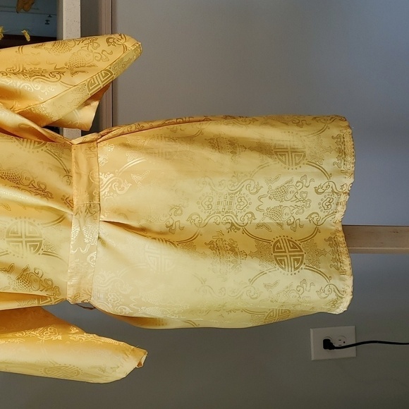 Kimono silky golden color robe. One size. With tie. Shorter sleeve. Asian style - Picture 7 of 8